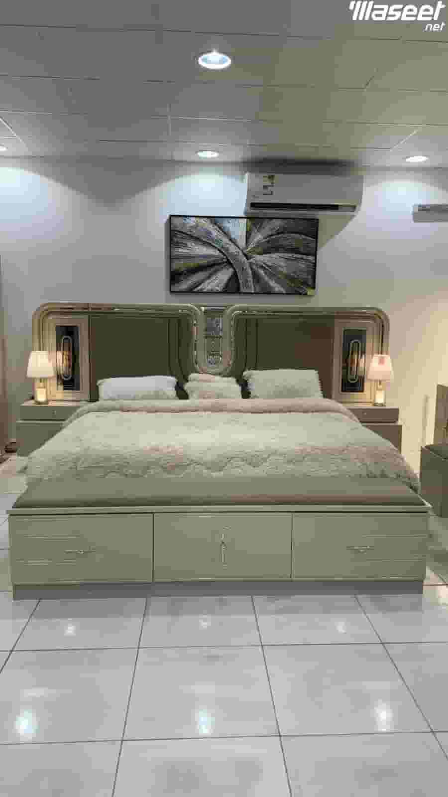 A modern and elegant bedroom