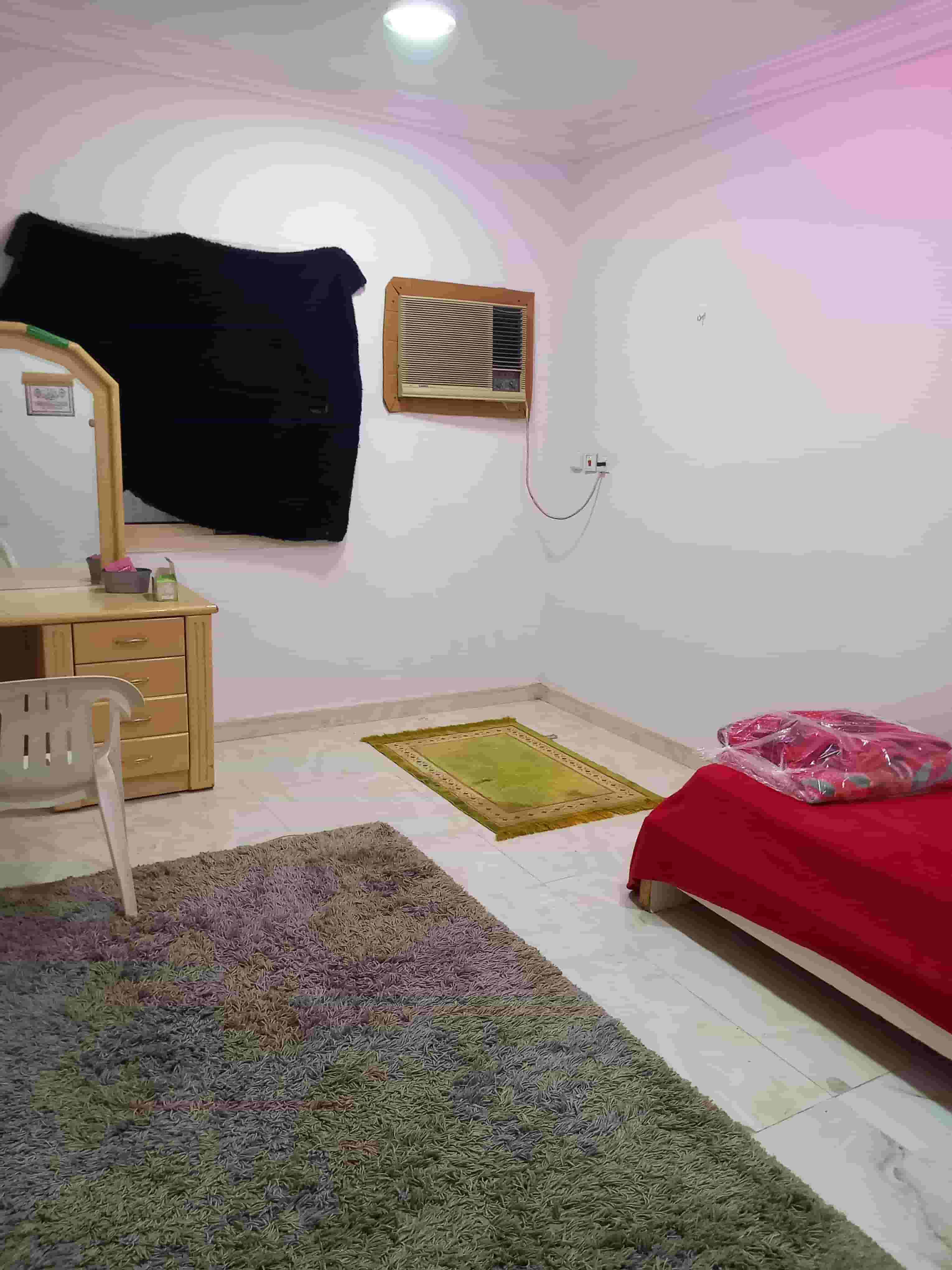 Accommodation sharing a furnished room 