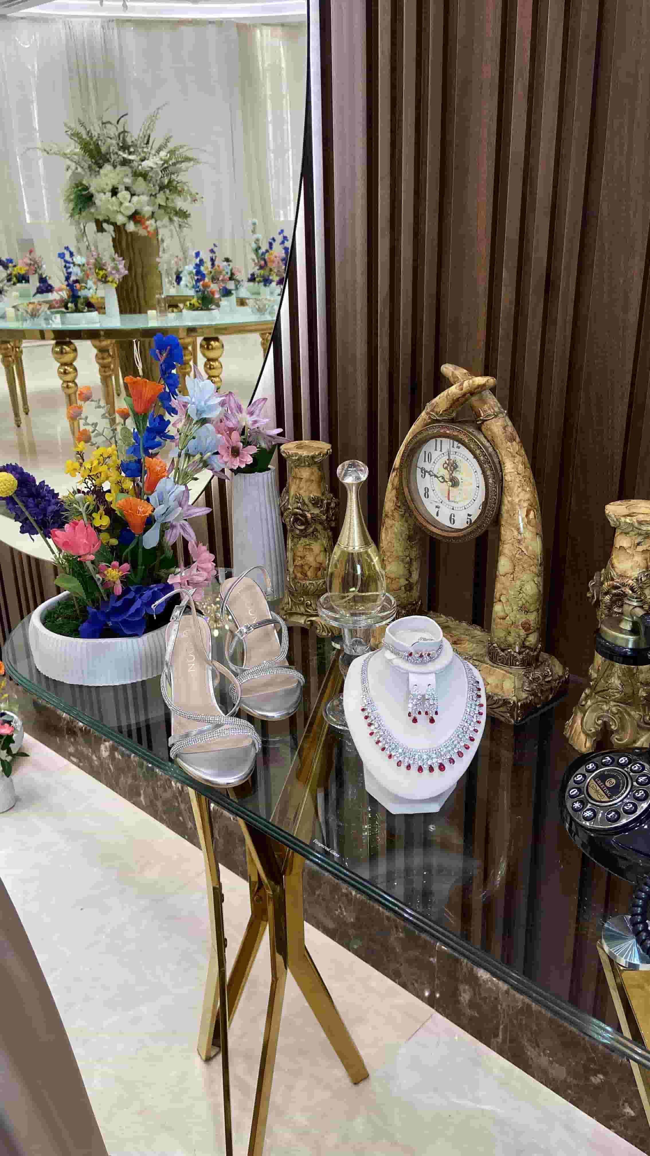 فستان اكسسوارات وكعب