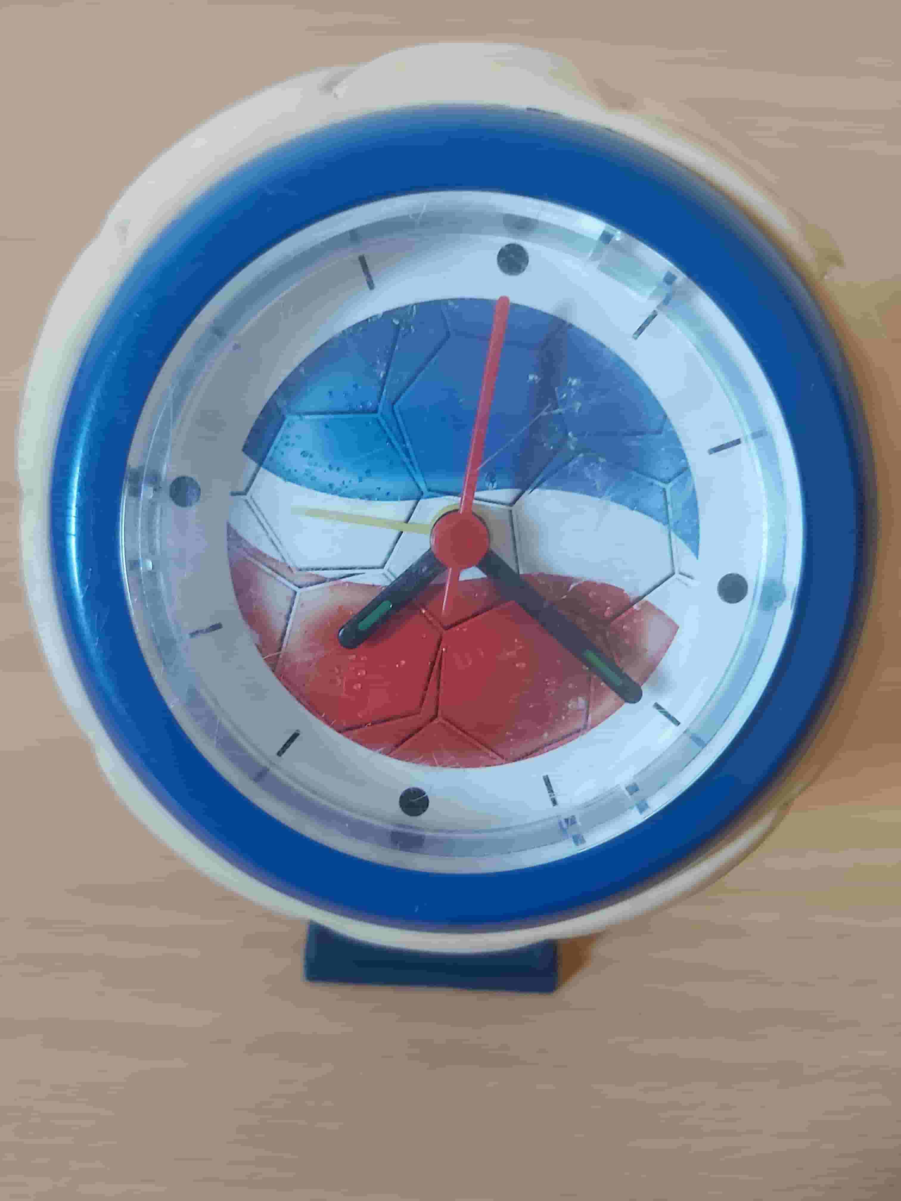 ساعة شكل كرة قدم