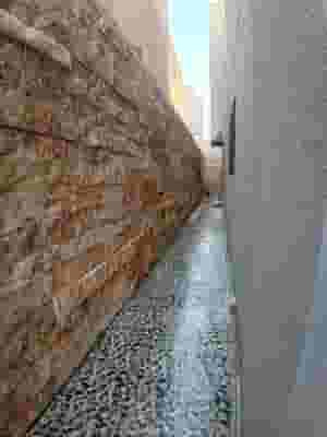 The teacher of installing the mountain face stone