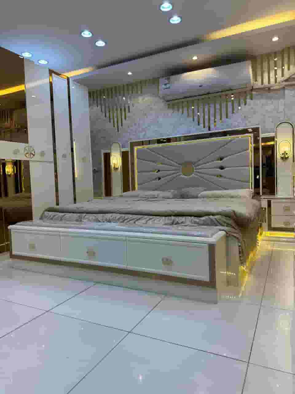 للبيع غرفة نوم جديدة و مميز بخزانة 