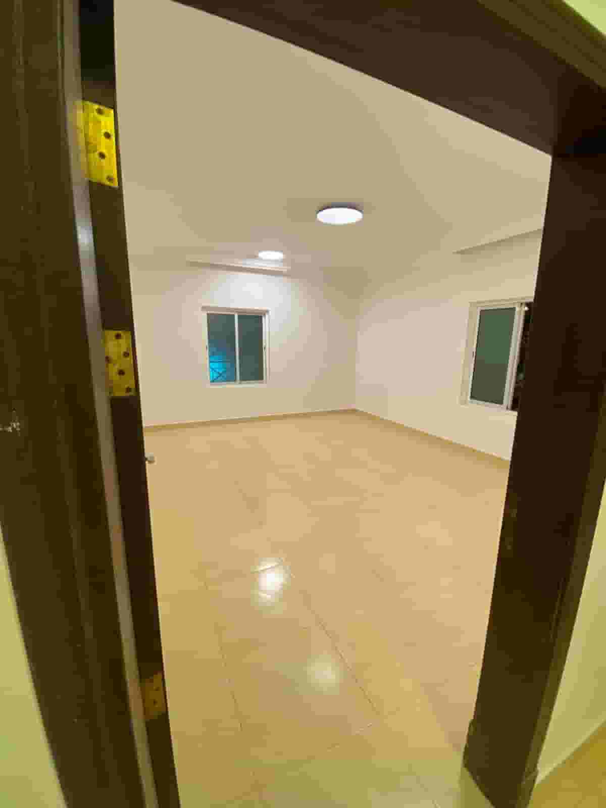 شقة للايجار حي حطين الىياض حولها جميع الخدمات