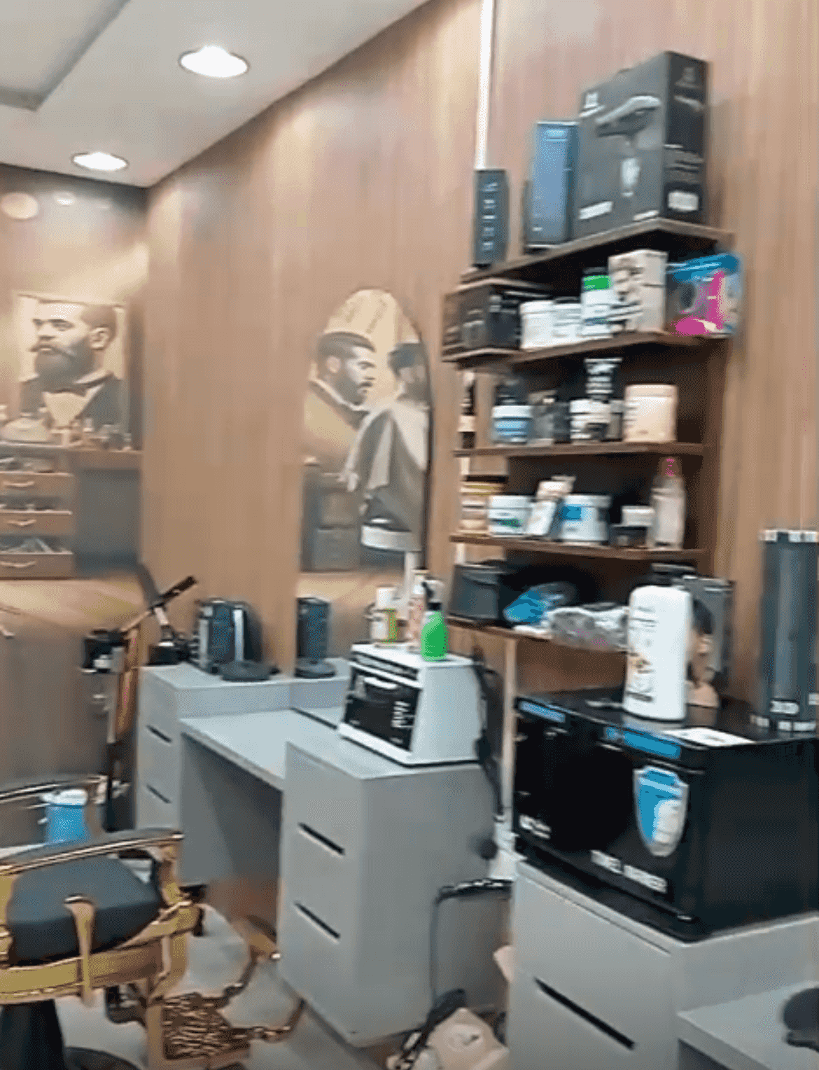 The kissing barber in Riyadh in Al-Andalus neighborhood is new