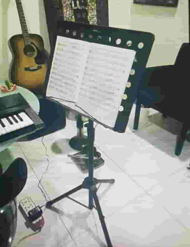 عود وغيتار وستاند نوتة وكرسي مكتب 