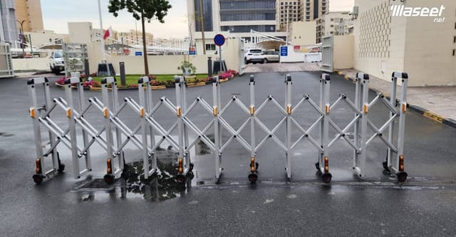 Mobile personnel barriers 
