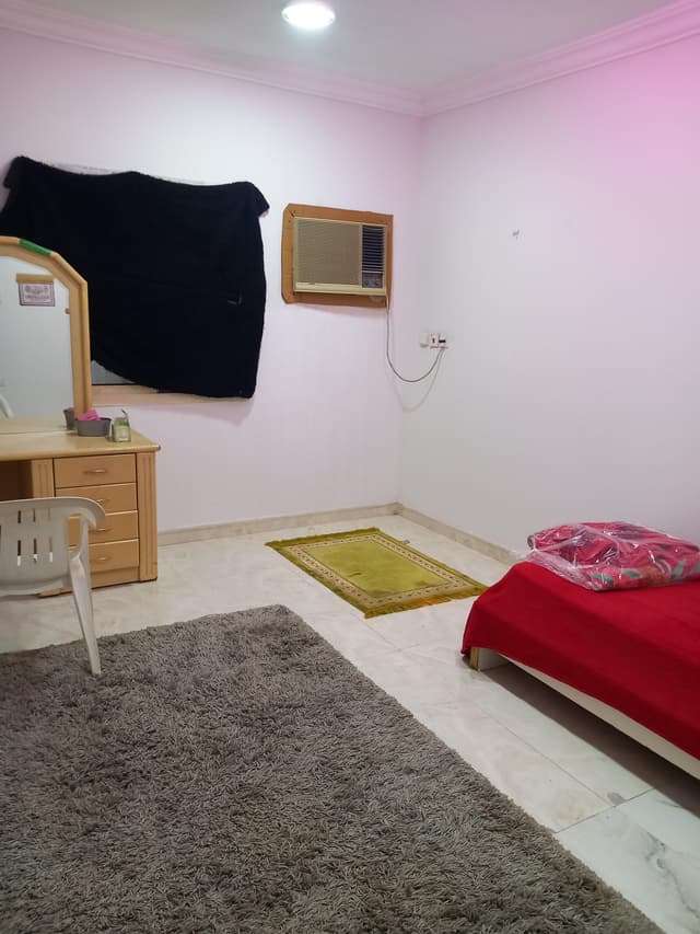 Accommodation sharing a furnished room 