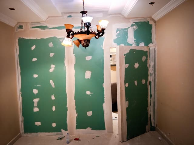 A gypsum board teacher in Jeddah is a gypsum board technician