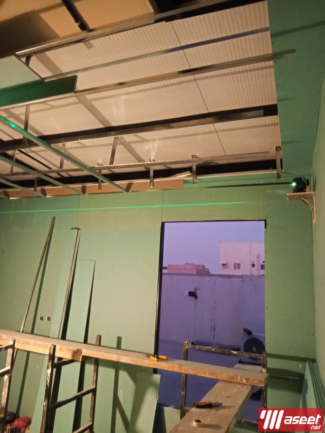 A gypsum board teacher in Jeddah is a gypsum board technician