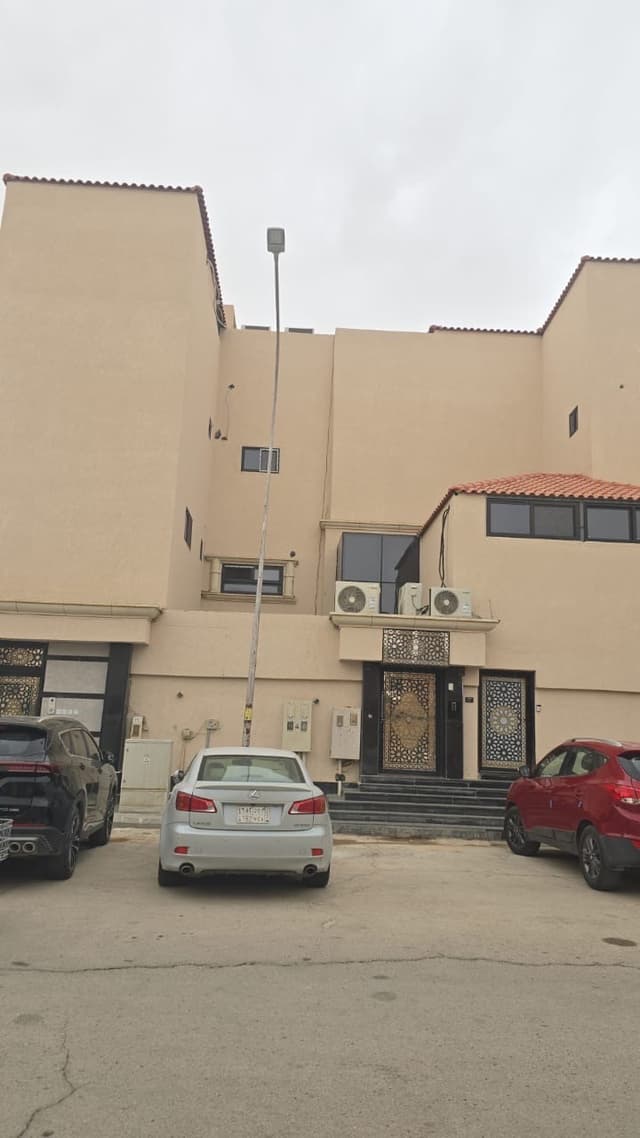 Residential building in Al-Zahraa Malaz neighborhood