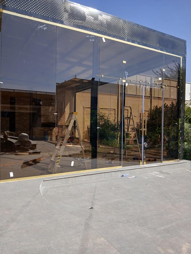 Securit glass technician