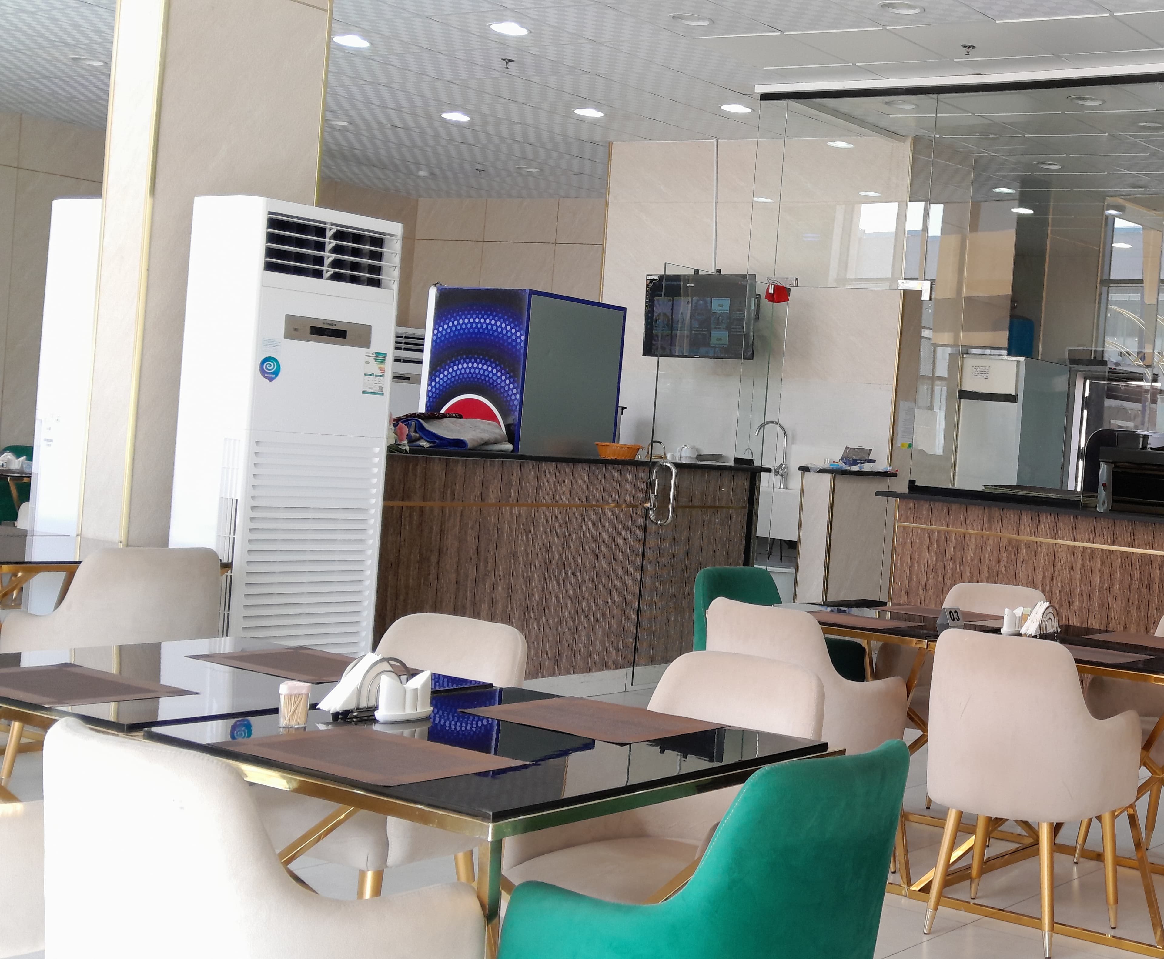 A fully equipped kissing restaurant in Jeddah   10