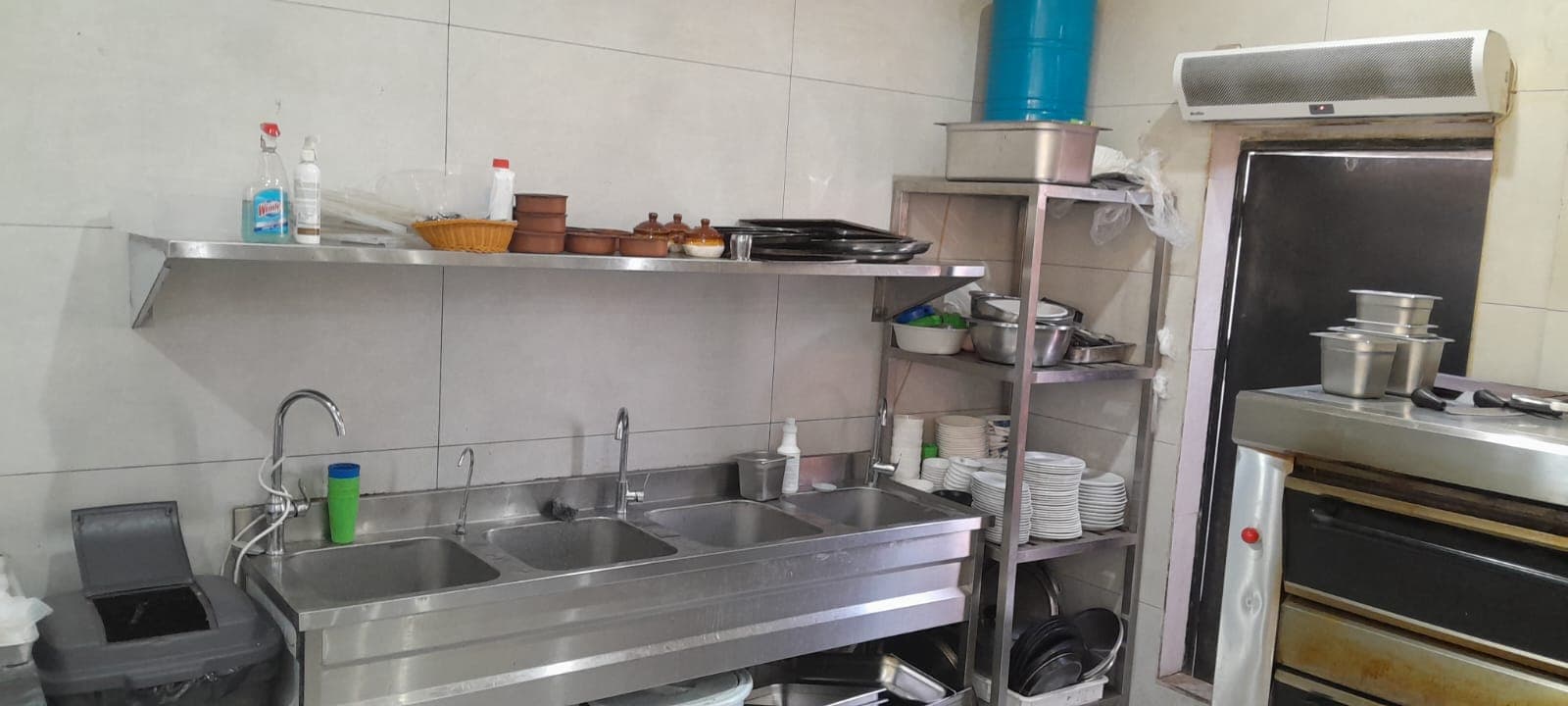 A fully equipped kissing restaurant in Jeddah   1