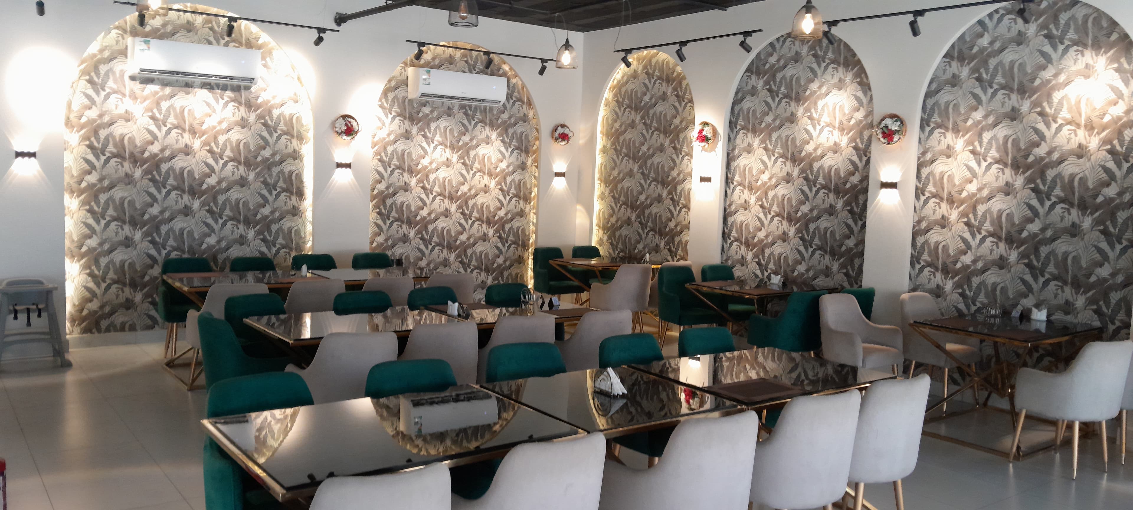 A fully equipped kissing restaurant in Jeddah   3