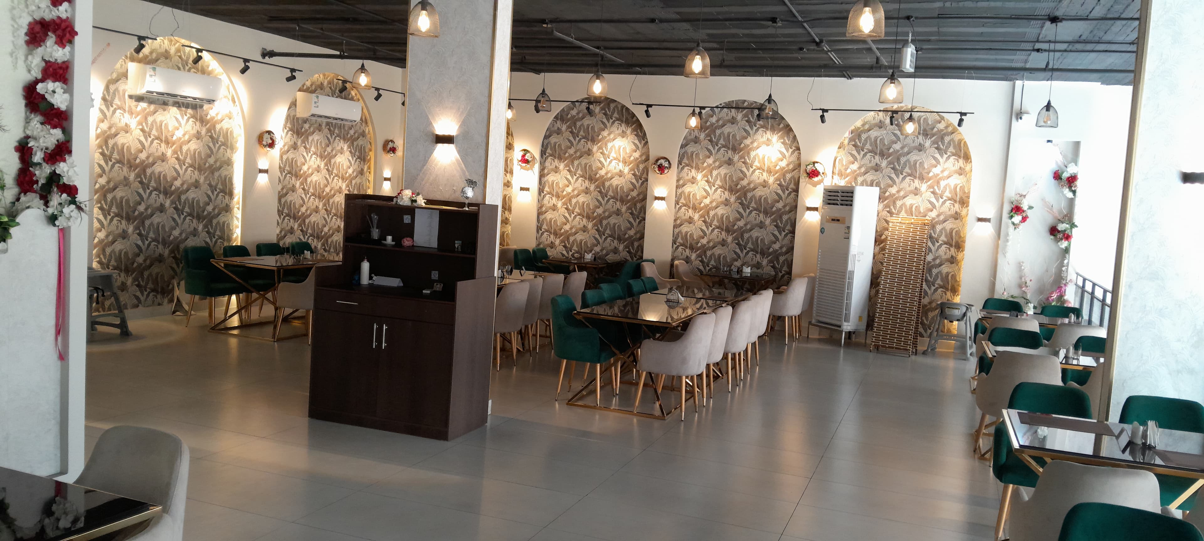 A fully equipped kissing restaurant in Jeddah   8