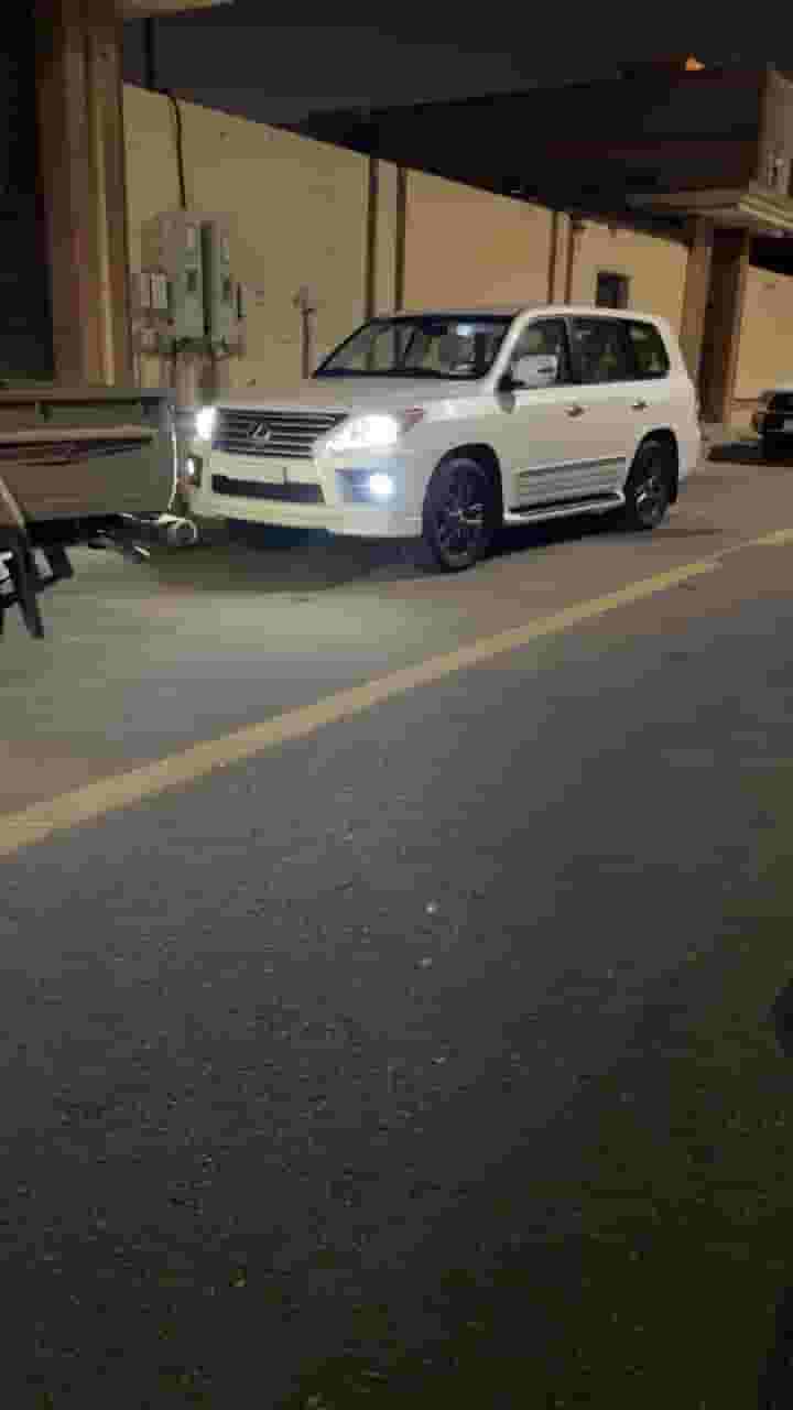 للبيع لكزس 570 LX موديل 2013 للبيع لكزس 570 LX موديل 2013
